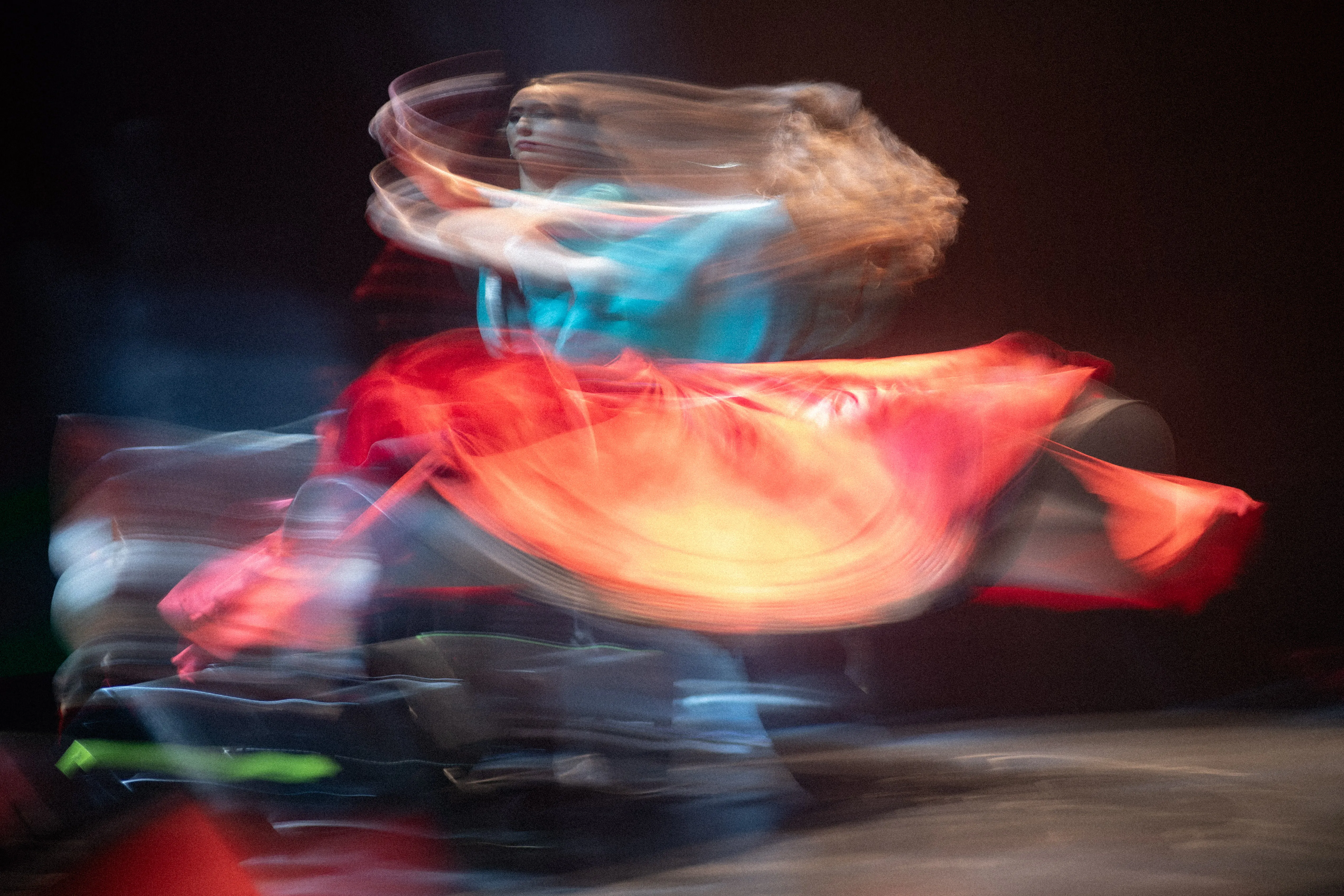 claudia llanos, rajasthani dancer from mexico, caught mid-turn in a long exposure, orange skirt, dancing to xarab at centro cultural de españa, mexico city (2)