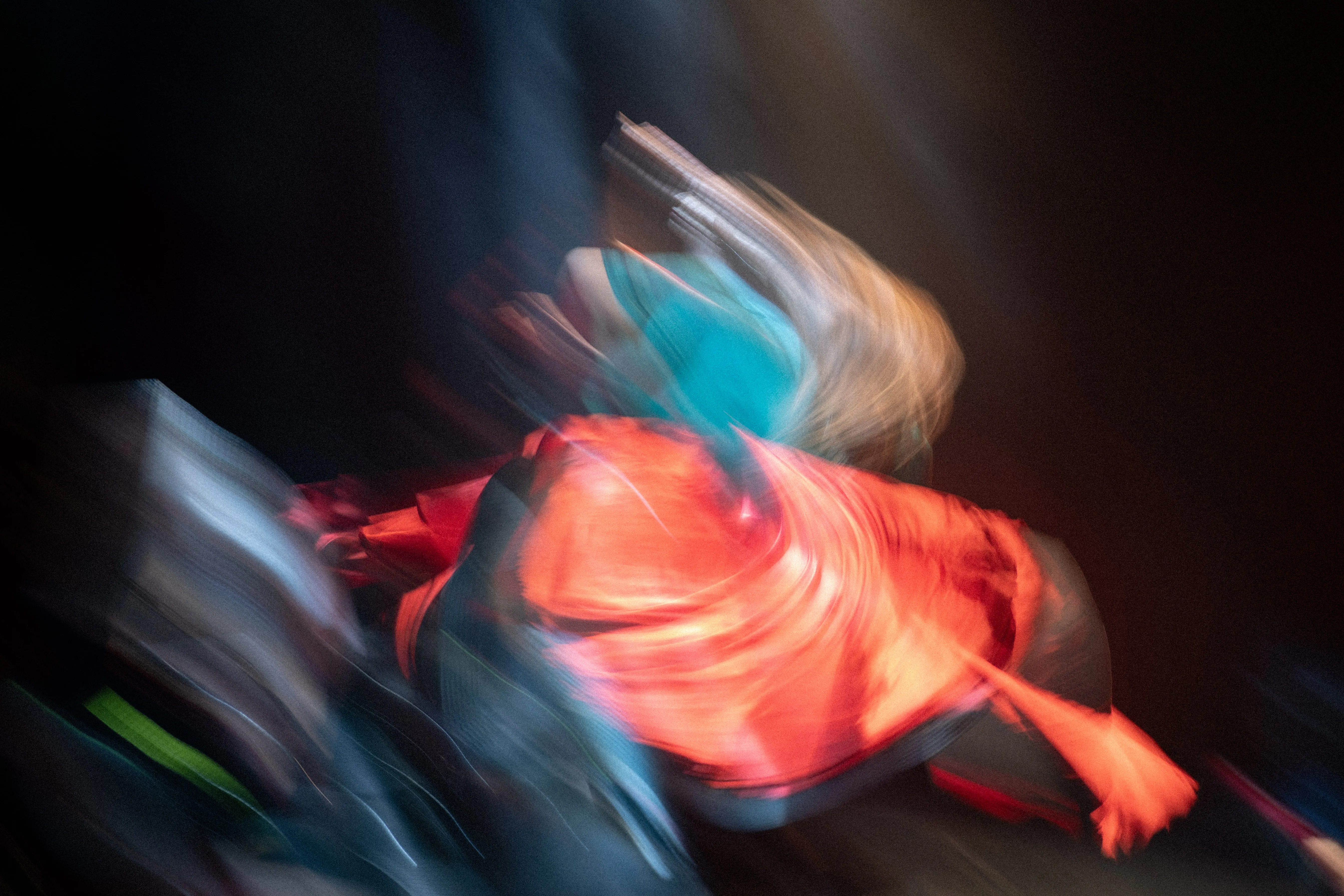 claudia llanos, rajasthani dancer from mexico, caught mid-turn in a long exposure, orange skirt, dancing to xarab at centro cultural de españa, mexico city (3)
