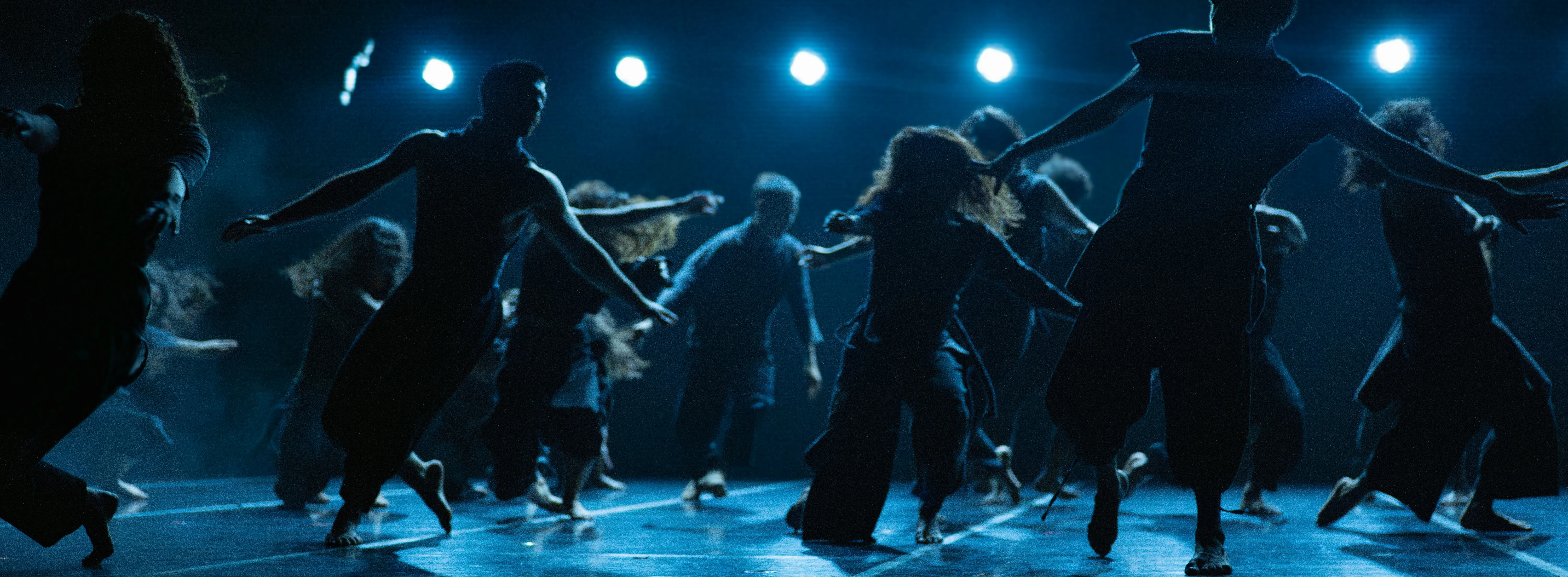 ceprodac dancers in se nos quedaron ellos by francisco córdova, contemporary dance at teatro de la danza, mexico city, long exposures under blue light