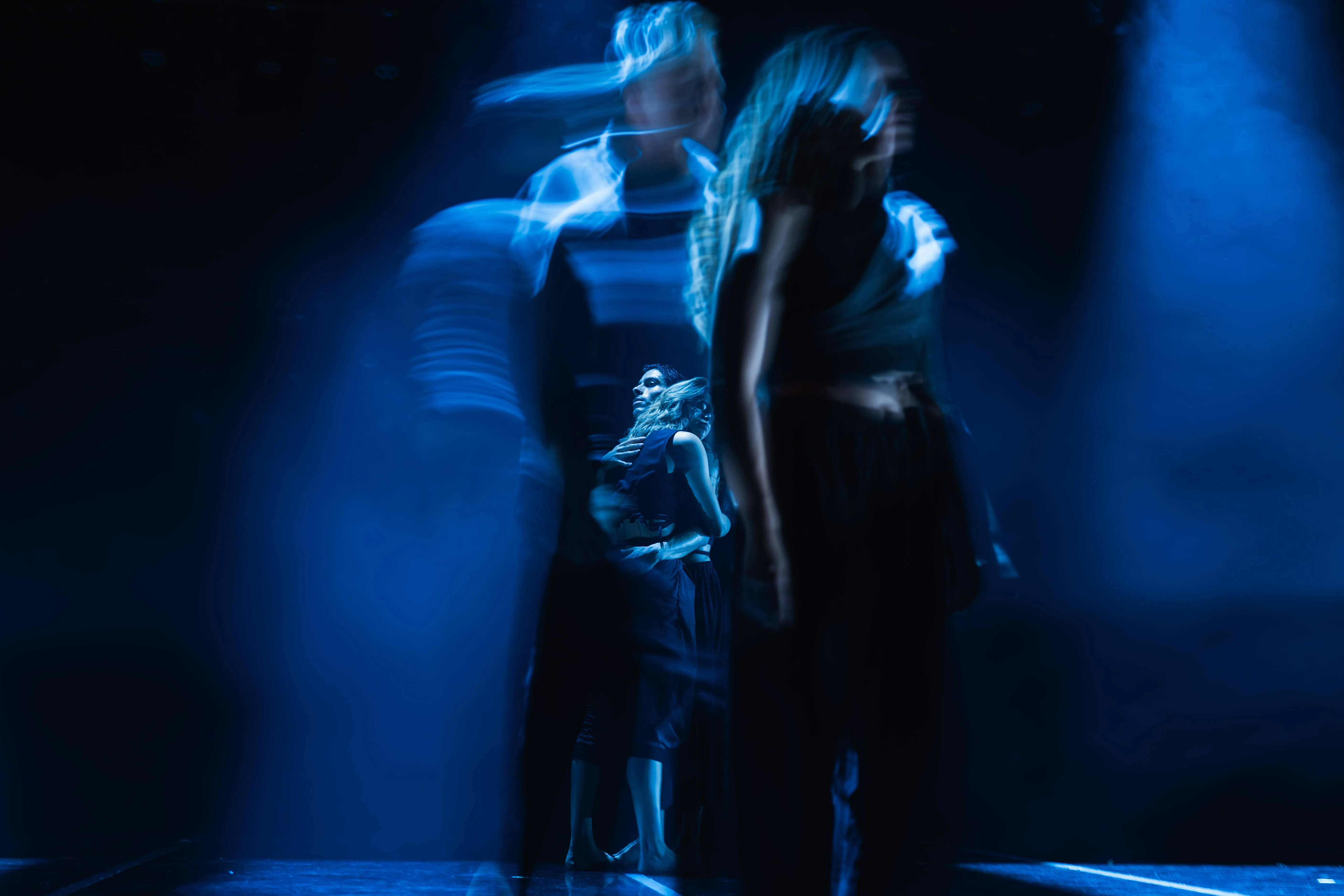 ceprodac dancers in se nos quedaron ellos by francisco córdova, contemporary dance at teatro de la danza, mexico city, long exposures under blue light (2)