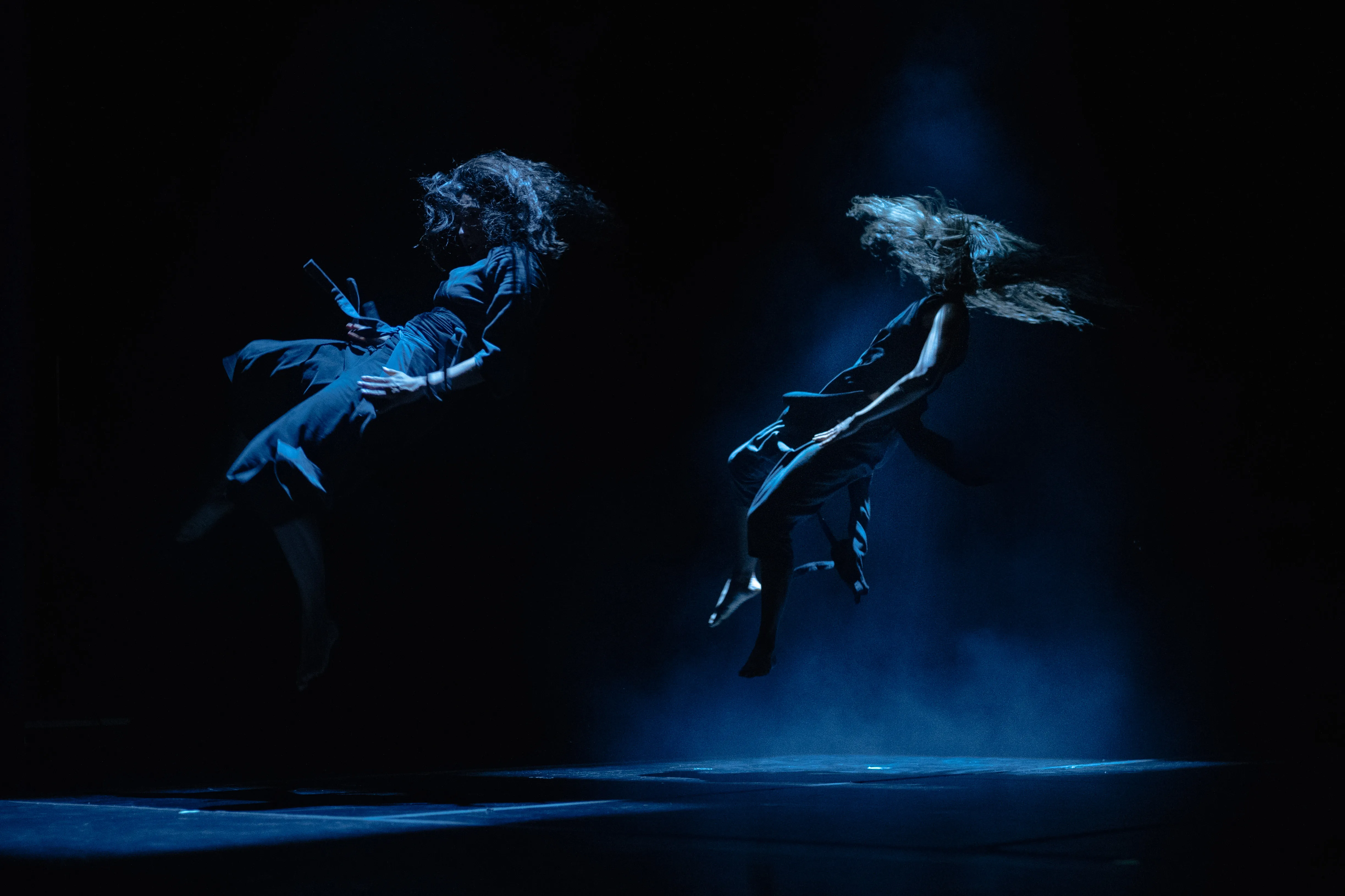 ceprodac dancers in se nos quedaron ellos by francisco córdova, contemporary dance at teatro de la danza, mexico city, long exposures under blue light (3)