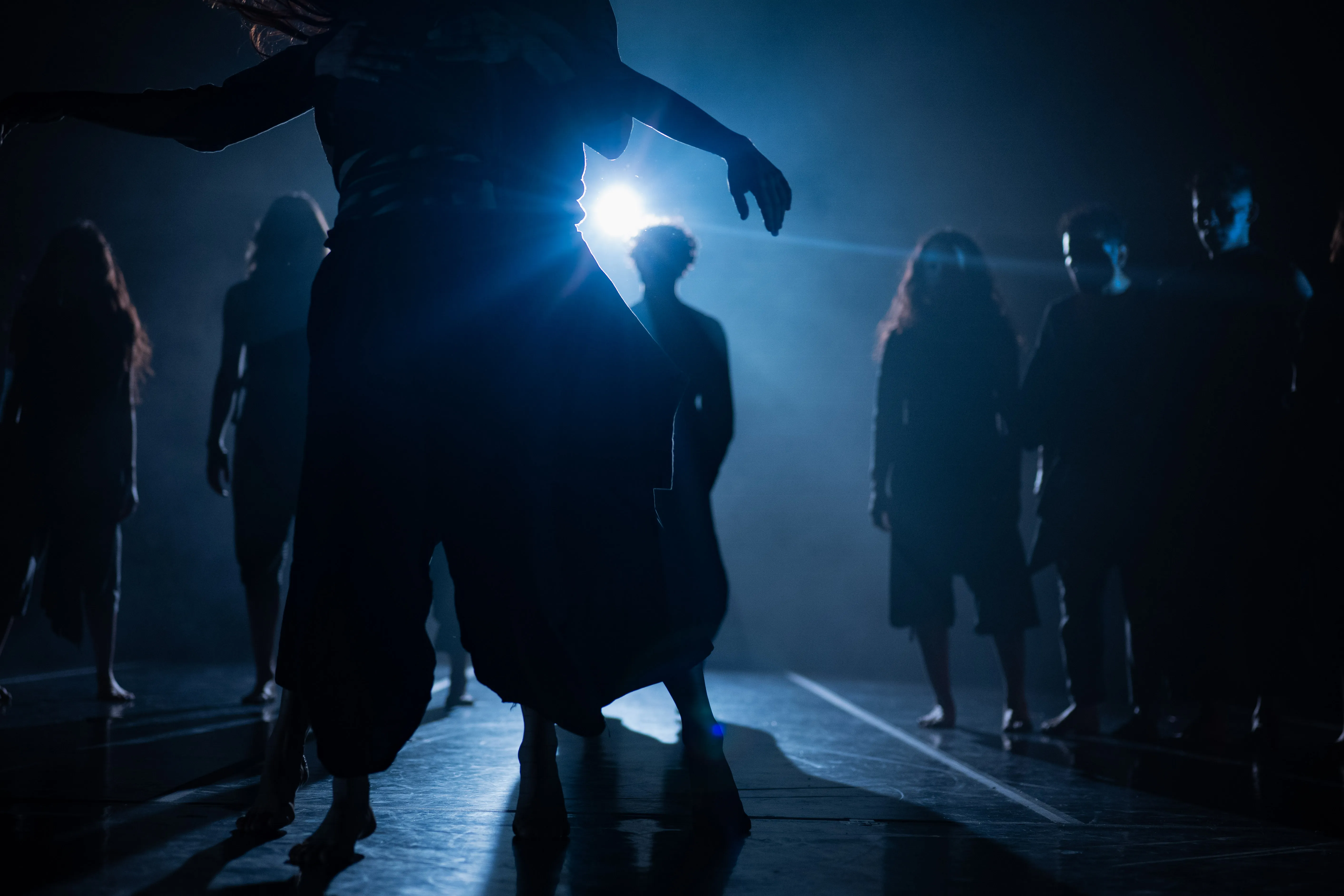 ceprodac dancers in se nos quedaron ellos by francisco córdova, contemporary dance at teatro de la danza, mexico city, long exposures under blue light (4)