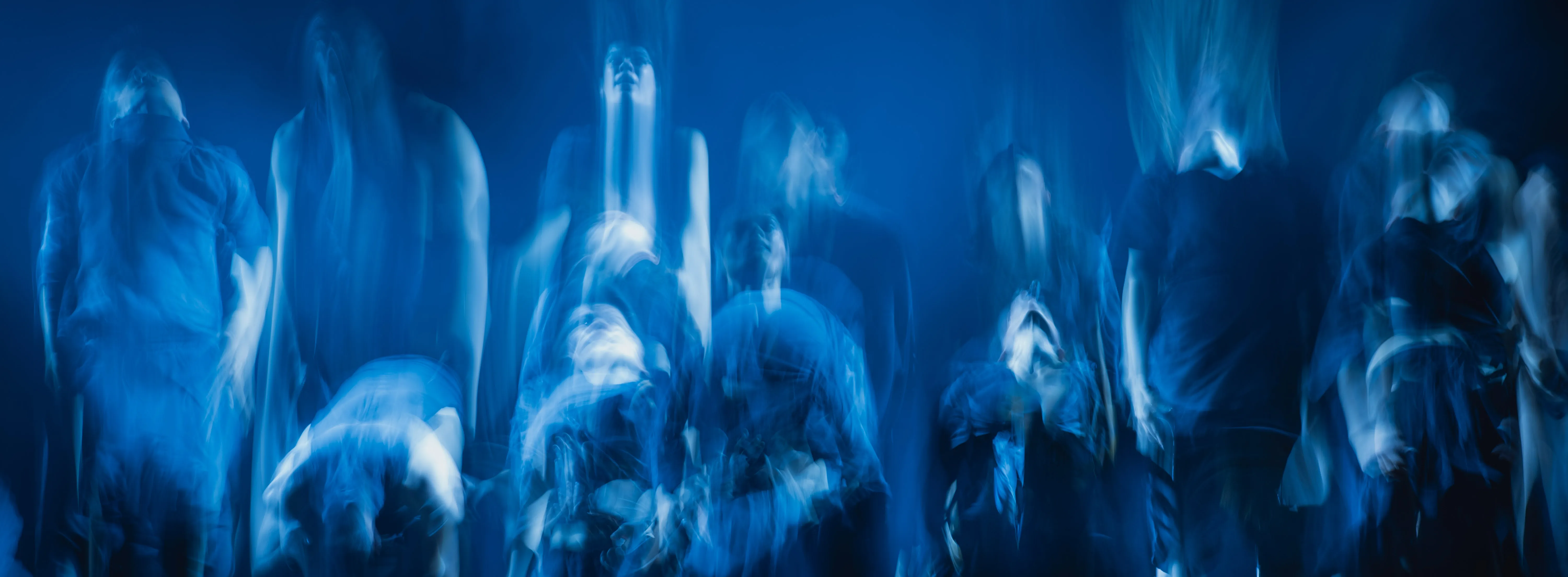 ceprodac dancers in se nos quedaron ellos by francisco córdova, contemporary dance at teatro de la danza, mexico city, long exposures under blue light (5)