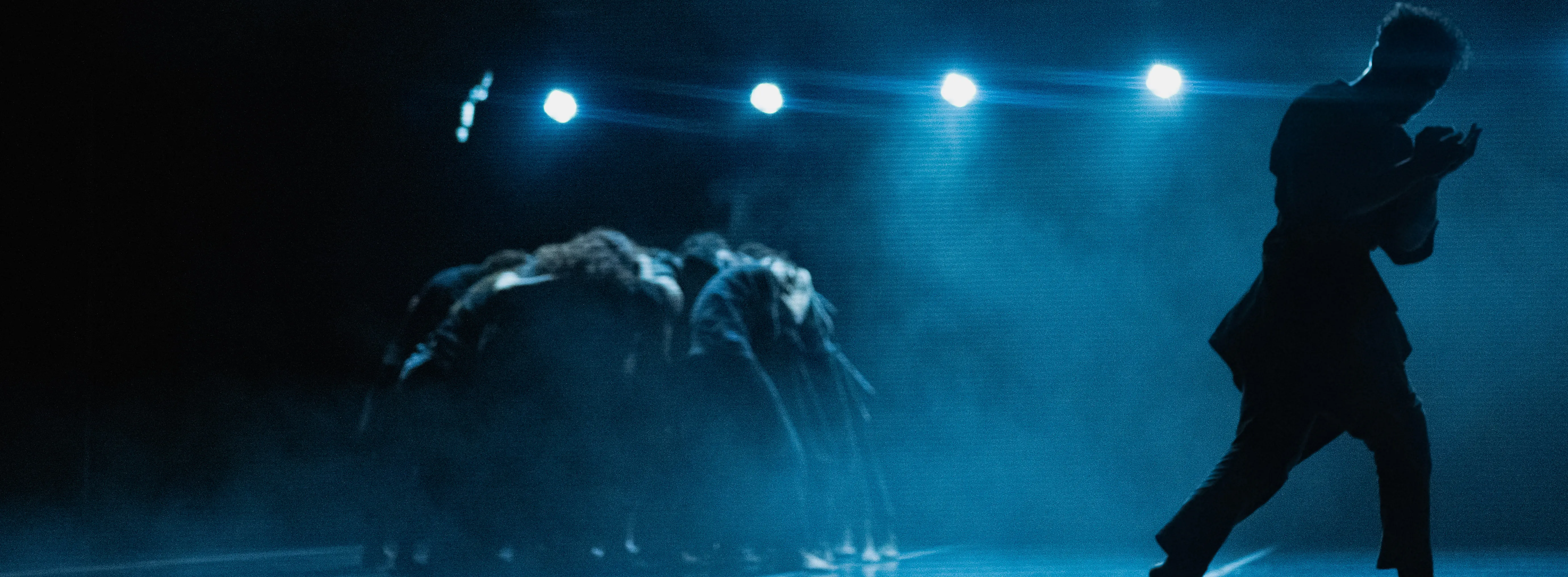 ceprodac dancers in se nos quedaron ellos by francisco córdova, contemporary dance at teatro de la danza, mexico city, long exposures under blue light (6)