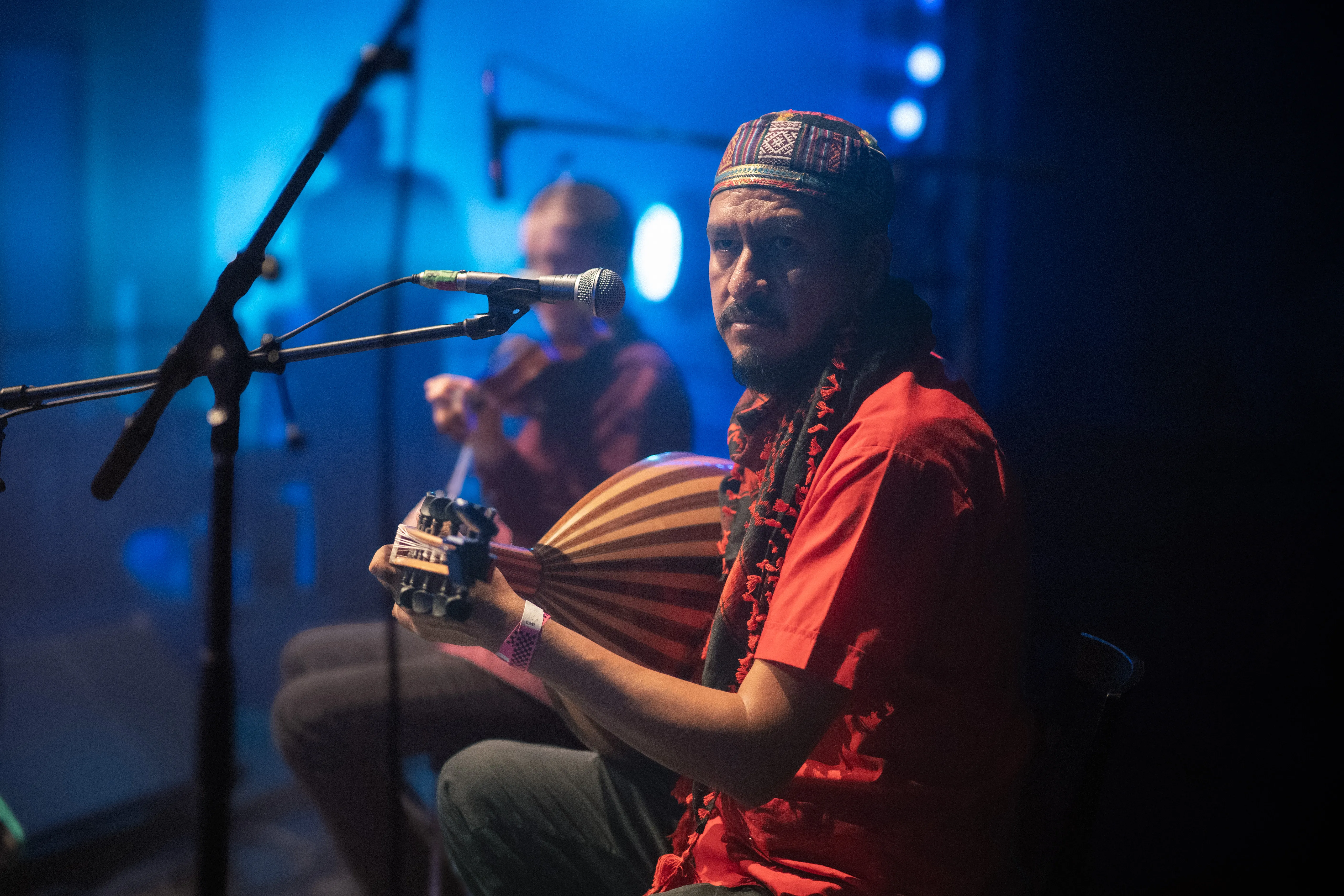 xarab, mexican band with a singer from gaza, live at centro cultural de españa, mexico city: oud, violin, guitarrón and drums, keffiyehs, and the final bow